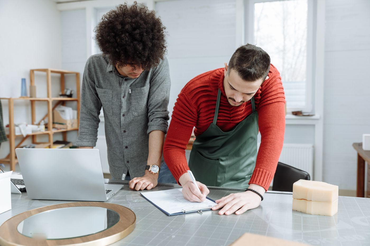 Dos personas revisando el plan de trabajo en su propio taller